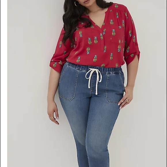 Torrid HARPER PULLOVER BLOUSE - PINEAPPLE MAGENTA - Picture 2 of 6